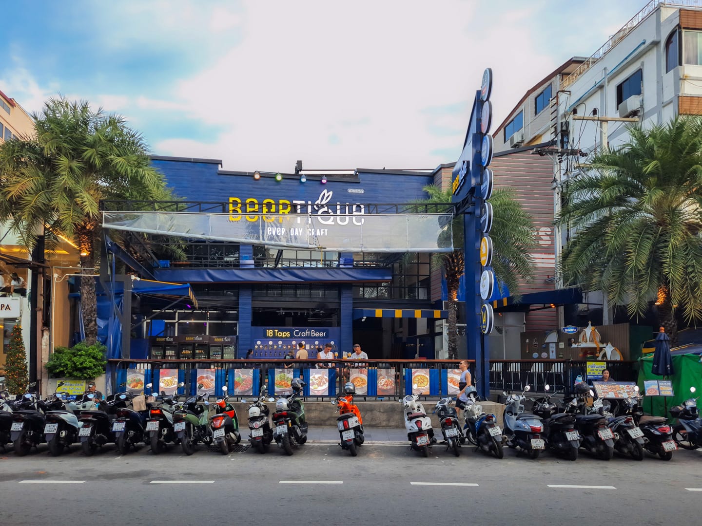 Beertique, Pattaya Beach — Nightlife in Pattaya, Pattaya
