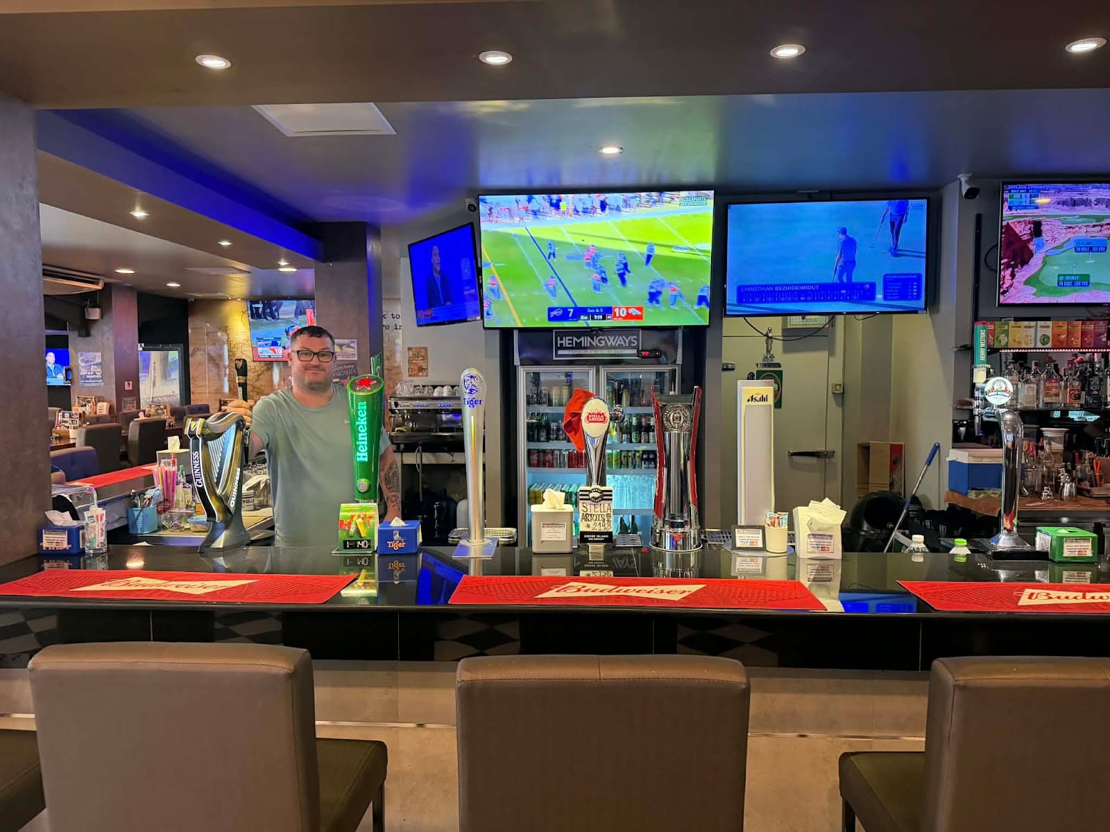 Hemingways Pattaya — Nightlife in Pattaya, Pattaya