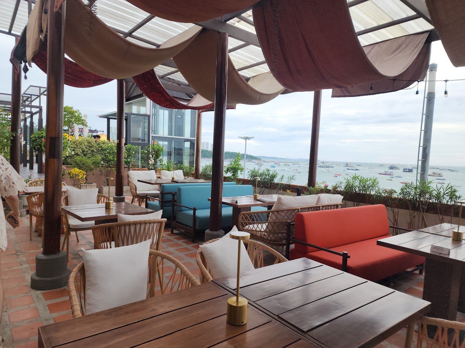 Moon Whale — Eat & Drink in Pattaya, Pattaya